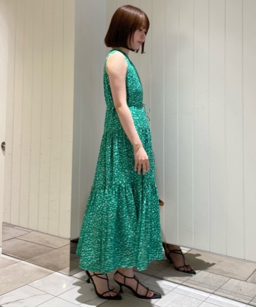 Mila Owen（ミラオーウェン）の「フローラルシャーリングネック
