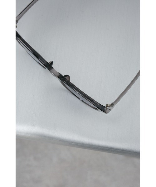 AZUL by moussy（アズールバイマウジー）の「POLYGON SHAPED EYEWEAR/ポリゴンシェイプアイウェア（サングラス・レディース・ブラック/ブラウン・FREE）」の7枚目の写真