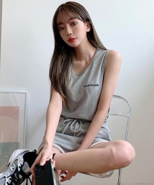 muahmuah(ムーアムーア)の「A'GEM/9 × .kom『muah muah/ムーアムーア』 STANDARD GRAPHIC SLEEVELESS/スタンダード グラフィック スリーブレス カットソー(Tシャツ/カットソー・レディース・ライトブルー/ブラック/グレー/アイボリー・FREE)」の1枚目の写真