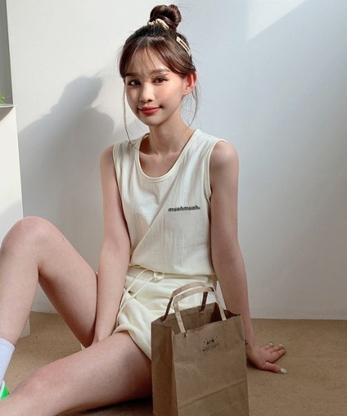 muahmuah(ムーアムーア)の「A'GEM/9 × .kom『muah muah/ムーアムーア』 STANDARD GRAPHIC SLEEVELESS/スタンダード グラフィック スリーブレス カットソー(Tシャツ/カットソー・レディース・ライトブルー/ブラック/グレー/アイボリー・FREE)」の2枚目の写真