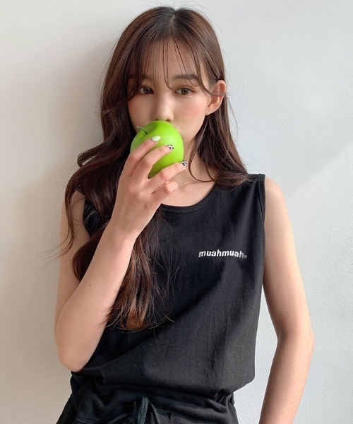 muahmuah(ムーアムーア)の「A'GEM/9 × .kom『muah muah/ムーアムーア』 STANDARD GRAPHIC SLEEVELESS/スタンダード グラフィック スリーブレス カットソー(Tシャツ/カットソー・レディース・ライトブルー/ブラック/グレー/アイボリー・FREE)」の3枚目の写真