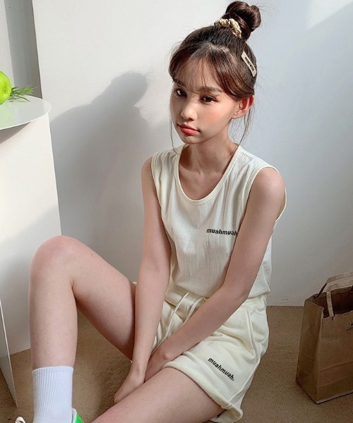 muahmuah(ムーアムーア)の「A'GEM/9 × .kom『muah muah/ムーアムーア』 STANDARD GRAPHIC SLEEVELESS/スタンダード グラフィック スリーブレス カットソー(Tシャツ/カットソー・レディース・ライトブルー/ブラック/グレー/アイボリー・FREE)」の5枚目の写真