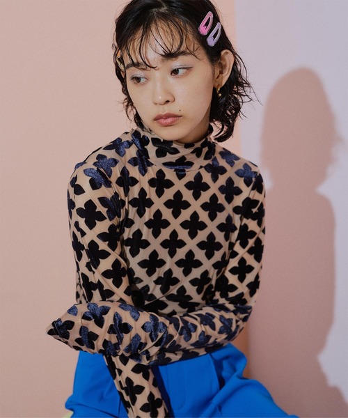 miette(ミエット)の「フロッキープリントシアーハイネックトップス(Tシャツ/カットソー・レディース・ブルー系その他/ベージュ系その他/ブラック系その他/イエロー系その他/ブラック・FREE)」の4枚目の写真