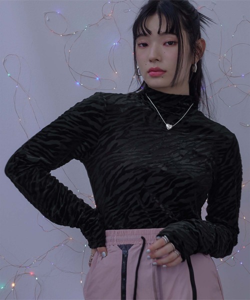 miette(ミエット)の「フロッキープリントシアーハイネックトップス(Tシャツ/カットソー・レディース・ブルー系その他/ベージュ系その他/ブラック系その他/イエロー系その他/ブラック・FREE)」の2枚目の写真