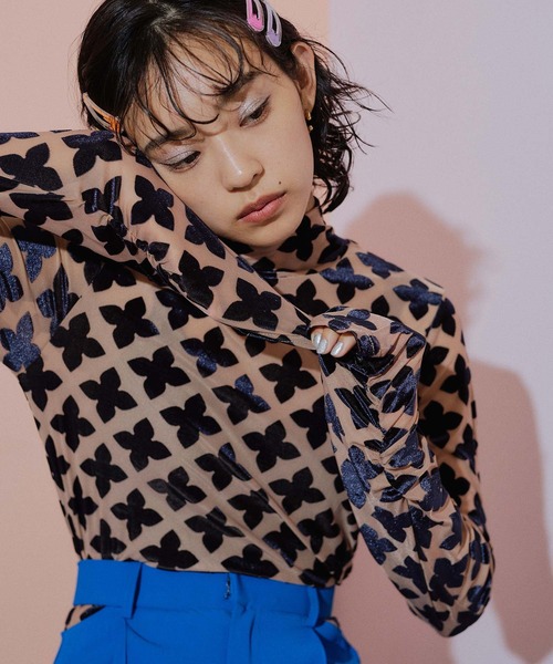 miette(ミエット)の「フロッキープリントシアーハイネックトップス(Tシャツ/カットソー・レディース・ブルー系その他/ベージュ系その他/ブラック系その他/イエロー系その他/ブラック・FREE)」の10枚目の写真