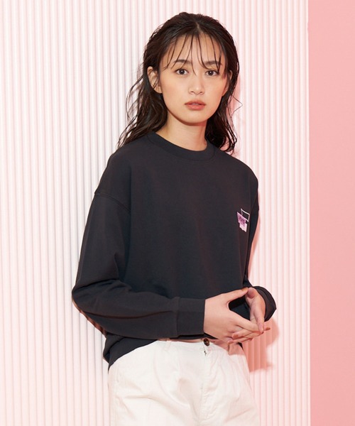 Levi's(リーバイス)の「Levi's/リーバイス クルーネックスウェットシャツ ブラック HITS(スウェット・レディース・ブラック・S/M/XS)」の1枚目の写真
