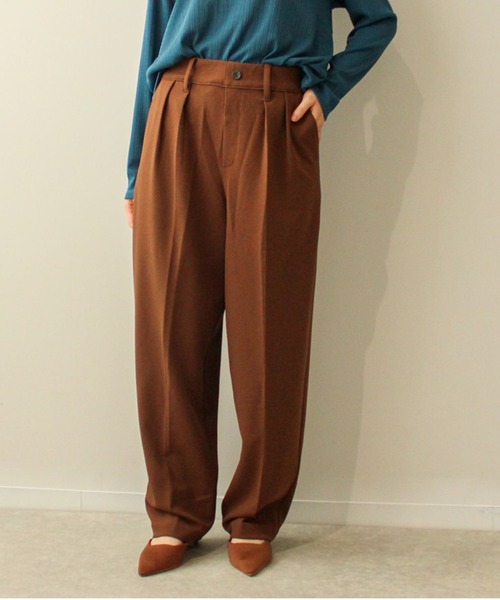 leswel（レスウェル）の「【L～5L 大きいサイズ】カット ジョーゼット タック テーパードパンツ（その他パンツ・レディース・ブラウン/ブラック・5L/4L/3L/LL/L）」の2枚目の写真