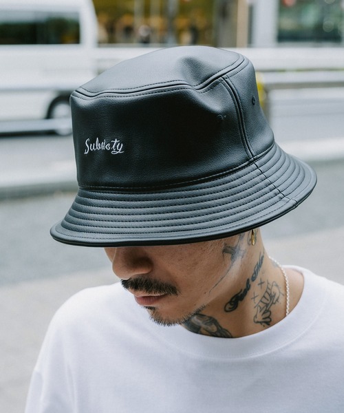 Subciety（サブサエティ）の「FAKE LEATHER BUCKET HAT（ハット・メンズ・ベージュ/ブラック・FREE）」の2枚目の写真