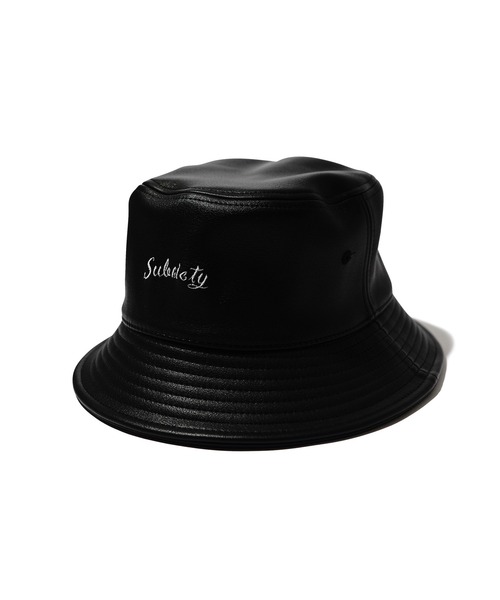 Subciety（サブサエティ）の「FAKE LEATHER BUCKET HAT（ハット・メンズ・ベージュ/ブラック・FREE）」の4枚目の写真