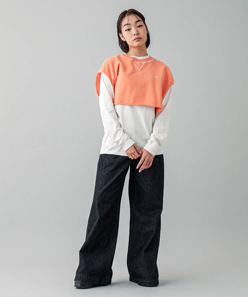 X-girl（エックスガール）の「CROPPED SWEAT VEST（ベスト・レディース・チャコール/オレンジ/ベージュ・ONE SIZE）」の13枚目の写真