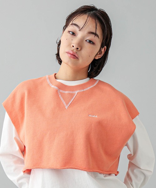 X-girl（エックスガール）の「CROPPED SWEAT VEST（ベスト・レディース・チャコール/オレンジ/ベージュ・ONE SIZE）」の14枚目の写真