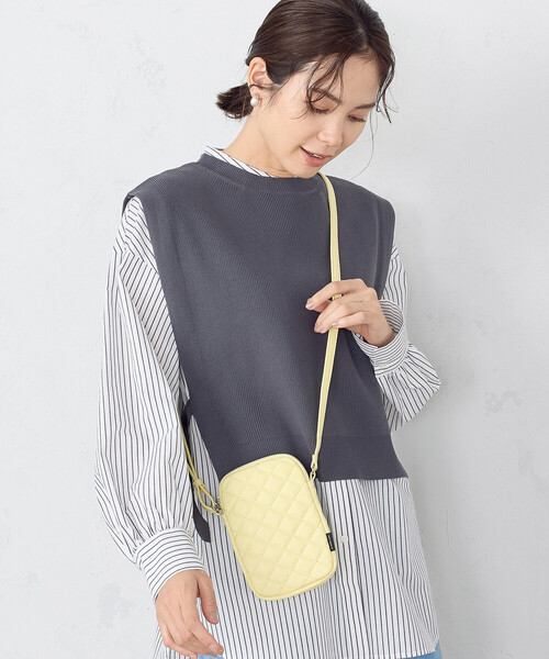 MONO　COMME CA（モノコムサ）の「キルティング スマホ ミニショルダー（ショルダーバッグ・レディース・ライトイエロー/グリーン/シルバー/オフホワイト/ブラック・FREE）」の4枚目の写真