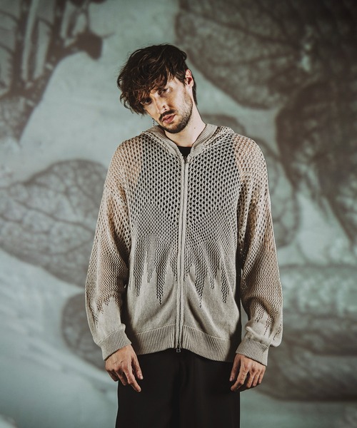 NO ID.(ノーアイディ)の「グラデーションシアーニットZIPパーカ(パーカー・メンズ・グレー/ブラック/グレイッシュベージュ・ONE SIZE)」の8枚目の写真