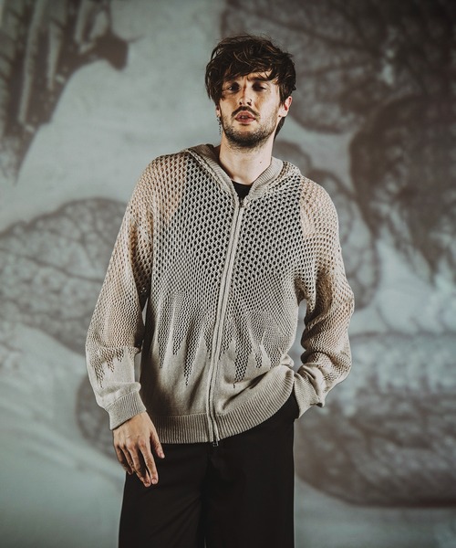 NO ID.(ノーアイディ)の「グラデーションシアーニットZIPパーカ(パーカー・メンズ・グレー/ブラック/グレイッシュベージュ・ONE SIZE)」の4枚目の写真