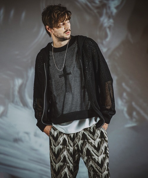 NO ID.(ノーアイディ)の「グラデーションシアーニットZIPパーカ(パーカー・メンズ・グレー/ブラック/グレイッシュベージュ・ONE SIZE)」の5枚目の写真