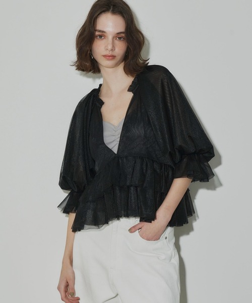 J1U by LA BELLE ETUDE（ジユウバイラベルエチュード）の「Vネックボリュームスリーブソフトチュールトップス（シャツ/ブラウス・レディース・ブラック/ライトグレー・FREE）」の2枚目の写真