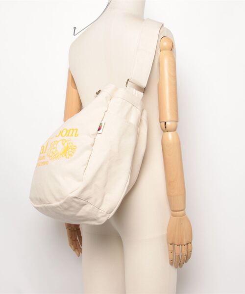 FRUIT OF THE LOOM(フルーツオブザルーム)の「FRUIT OF THE LOOM / FTL NEWSPAPER BAG / 80677900(ショルダーバッグ・レディース・レッド/ベージュ/ブラック/サックスブルー/イエロー・ONESIZE)」の19枚目の写真