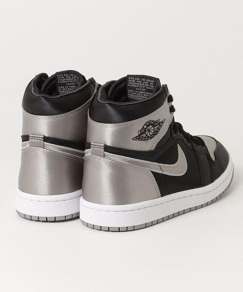 JORDAN BRAND(ジョーダンブランド)の「JORDAN BRAND WMNS AIR JORDAN 1 RETRO HI OG / ジョーダン ブランド ウィメンズ エア ジョーダン 1 レトロ HI OG / NIKE 【SP】(スニーカー・レディース・ブラック・24.0cm/24.5cm/27.0cm/27.5cm/28.0cm/28.5cm/29.0cm/23.0cm/25.0cm/25.5cm/26.5cm/26.0cm/23.5cm)」の2枚目の写真