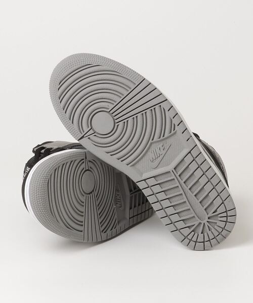 JORDAN BRAND(ジョーダンブランド)の「JORDAN BRAND WMNS AIR JORDAN 1 RETRO HI OG / ジョーダン ブランド ウィメンズ エア ジョーダン 1 レトロ HI OG / NIKE 【SP】(スニーカー・レディース・ブラック・24.0cm/24.5cm/27.0cm/27.5cm/28.0cm/28.5cm/29.0cm/23.0cm/25.0cm/25.5cm/26.5cm/26.0cm/23.5cm)」の3枚目の写真