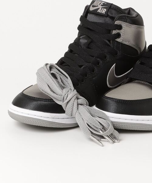 JORDAN BRAND(ジョーダンブランド)の「JORDAN BRAND WMNS AIR JORDAN 1 RETRO HI OG / ジョーダン ブランド ウィメンズ エア ジョーダン 1 レトロ HI OG / NIKE 【SP】(スニーカー・レディース・ブラック・24.0cm/24.5cm/27.0cm/27.5cm/28.0cm/28.5cm/29.0cm/23.0cm/25.0cm/25.5cm/26.5cm/26.0cm/23.5cm)」の4枚目の写真