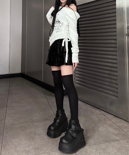XU(エックスユー)の「ストリートファッション XU エックスユー velor frill skirt ベロアフリルスカート ティアードスカート ミニスカート ベロアスカート 韓国ファッション 韓国ストリート(スカート・レディース・ブラック・ONE SIZE)」の3枚目の写真
