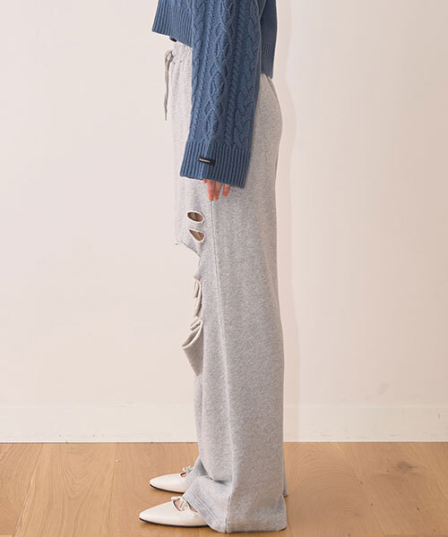 Mi-je(ミジェ)の「ダメージスウェットパンツ【韓国ファッション】(その他パンツ・レディース・トップグレー/チャコール・S/M)」の3枚目の写真