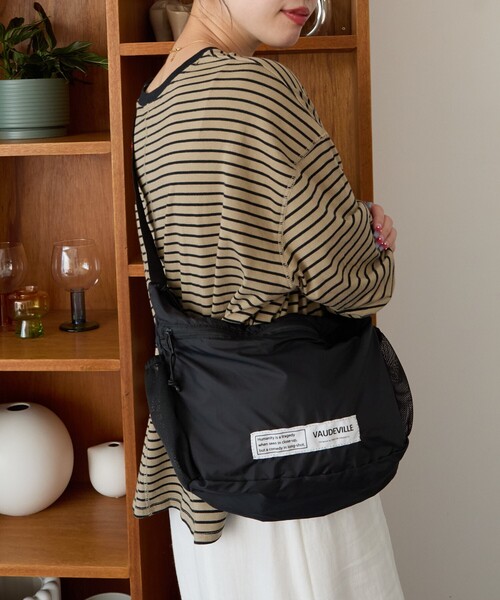 グレーナイロンキルト太ロゴテープのワンショルダーバッグ　Lサイズ ナイロン キルティング バッグ ショルダー 超軽量 バルーンバッグ ホーボー ワンショルダー ボディバッグ クロスボディ ファスナー付