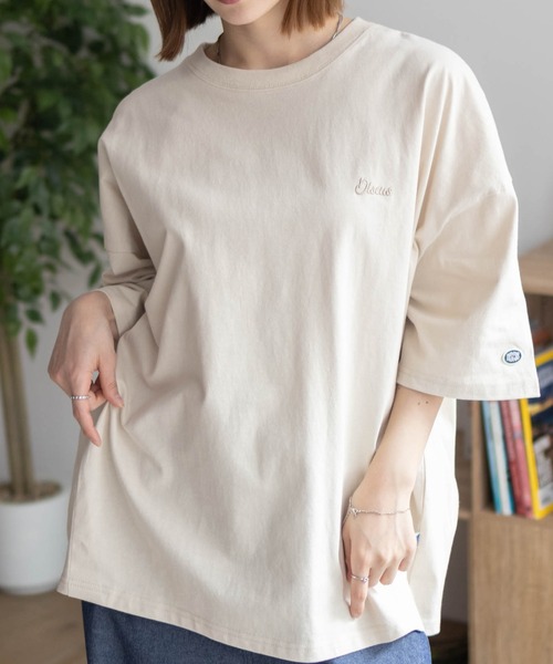 DISCUS(ディスカス)の「DISCUS 裾タックワンポイント 五分袖Tシャツ(Tシャツ/カットソー・レディース・ベージュ/オートミール/スミクロ・L/M)」の2枚目の写真