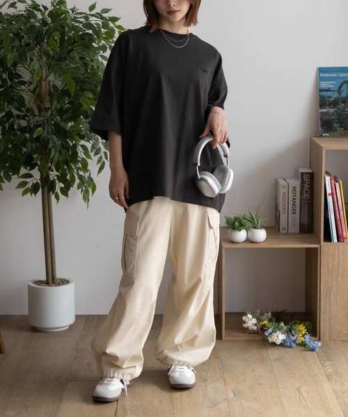 DISCUS(ディスカス)の「DISCUS 裾タックワンポイント 五分袖Tシャツ(Tシャツ/カットソー・レディース・ベージュ/オートミール/スミクロ・L/M)」の4枚目の写真