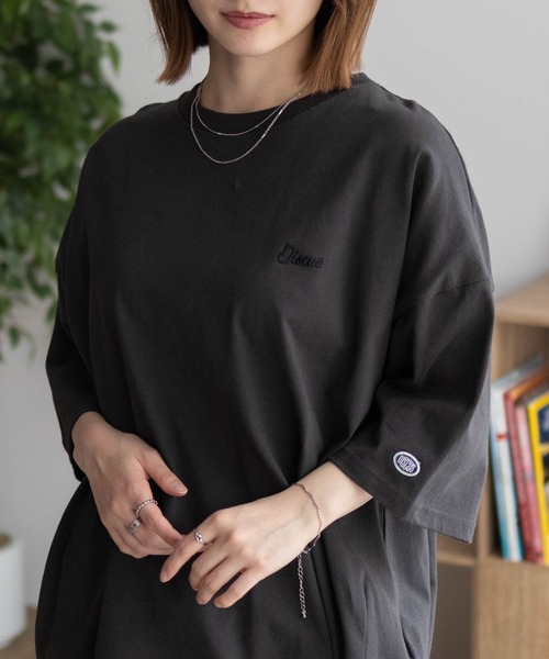 DISCUS(ディスカス)の「DISCUS 裾タックワンポイント 五分袖Tシャツ(Tシャツ/カットソー・レディース・ベージュ/オートミール/スミクロ・L/M)」の5枚目の写真