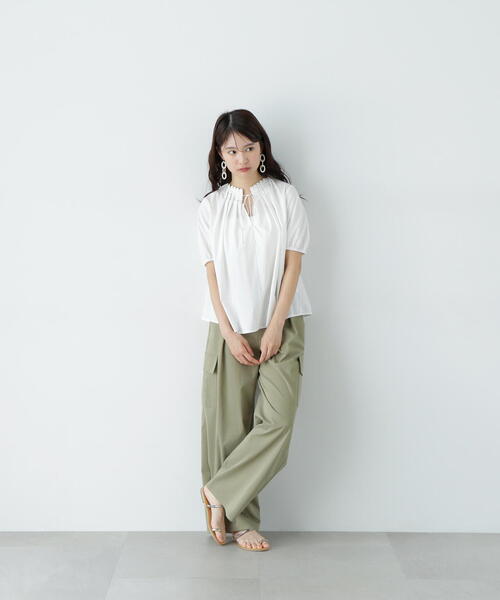 N.（N. Natural Beauty Basic）（エヌエヌナチュラルビューティーベーシック）の「タックカラーリボンブラウス（シャツ/ブラウス・レディース・オフホワイト/ブルー/ライトグリーン・MEDIUM）」の9枚目の写真