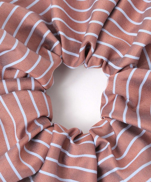 LOWRYS FARM（ローリーズファーム）の「ストライプシュシュ 323547（シュシュ・レディース・ブルー/ブラウン・FREE）」の3枚目の写真