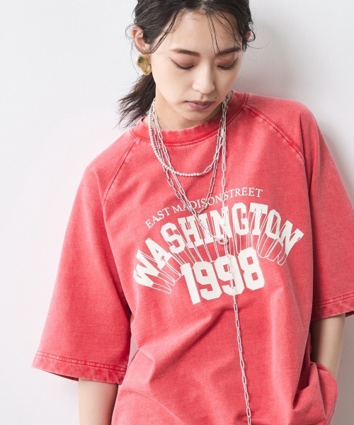 CHIC STYLE(シックスタイル)の「綿100%ミニ裏毛ピグメント染ロゴプリントTシャツ<大きいサイズ有>シックスタイル(Tシャツ/カットソー・レディース・モカ/レッド・5L/4L/3L/LL/L/M)」の2枚目の写真
