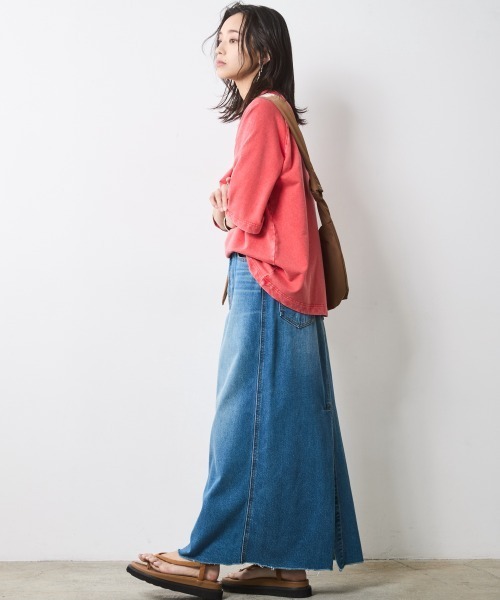 CHIC STYLE(シックスタイル)の「綿100%ミニ裏毛ピグメント染ロゴプリントTシャツ<大きいサイズ有>シックスタイル(Tシャツ/カットソー・レディース・モカ/レッド・5L/4L/3L/LL/L/M)」の3枚目の写真