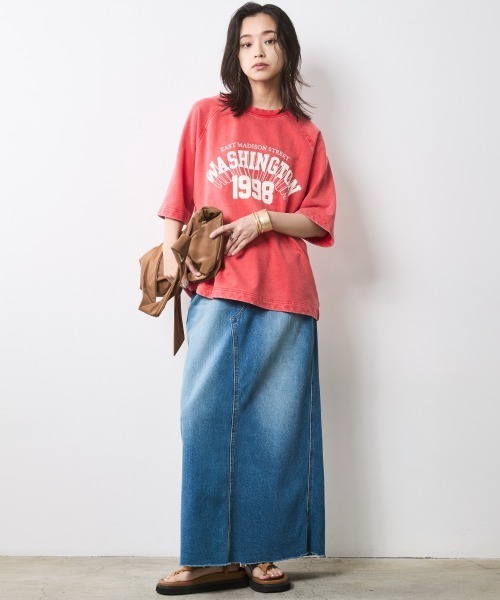 CHIC STYLE(シックスタイル)の「綿100%ミニ裏毛ピグメント染ロゴプリントTシャツ<大きいサイズ有>シックスタイル(Tシャツ/カットソー・レディース・モカ/レッド・5L/4L/3L/LL/L/M)」の4枚目の写真