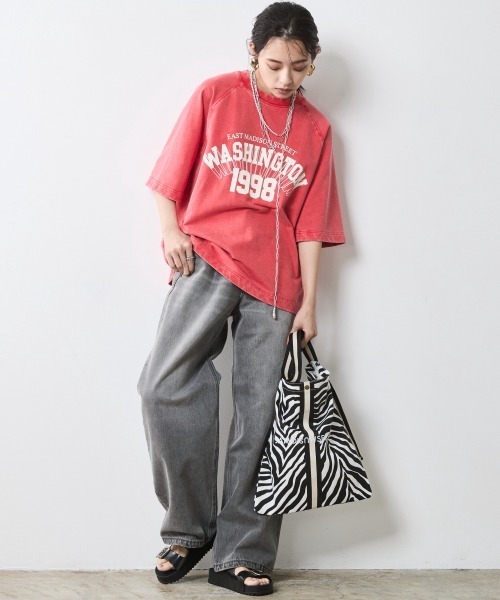 CHIC STYLE(シックスタイル)の「綿100%ミニ裏毛ピグメント染ロゴプリントTシャツ<大きいサイズ有>シックスタイル(Tシャツ/カットソー・レディース・モカ/レッド・5L/4L/3L/LL/L/M)」の9枚目の写真