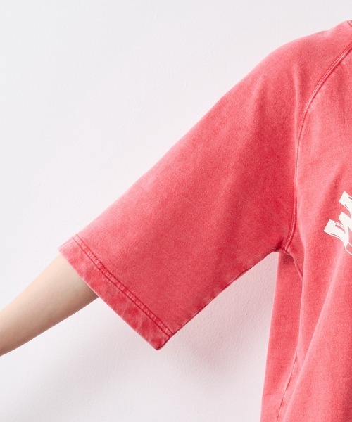 CHIC STYLE(シックスタイル)の「綿100%ミニ裏毛ピグメント染ロゴプリントTシャツ<大きいサイズ有>シックスタイル(Tシャツ/カットソー・レディース・モカ/レッド・5L/4L/3L/LL/L/M)」の16枚目の写真