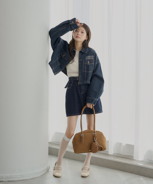 【関税込み】Sporty & Rich ホワイト ロゴ刺繍 ミニスカート Sporty & Richのホワイト Serif ロゴ刺繍 ミニスカートがセール中