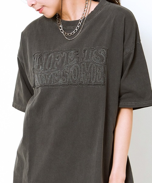 GORGE（ゴージ）の「《ピグメント加工×立体ロゴ》レディース オーバーサイズ Tシャツ 刺繍入り ビッグシルエット 春夏秋（Tシャツ/カットソー・レディース・グレイッシュベージュ/スミクロ/ピンク・F）」の2枚目の写真