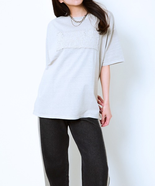 GORGE（ゴージ）の「《ピグメント加工×立体ロゴ》レディース オーバーサイズ Tシャツ 刺繍入り ビッグシルエット 春夏秋（Tシャツ/カットソー・レディース・グレイッシュベージュ/スミクロ/ピンク・F）」の18枚目の写真