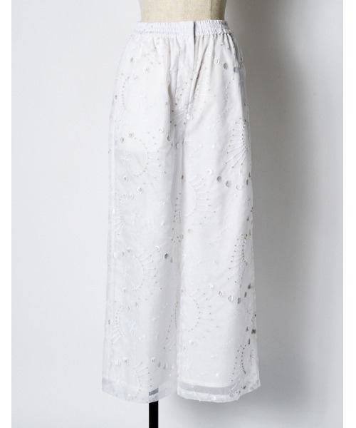 RUMCHE(ラムシェ)の「Sheer Embroidery Trousers / シアーエンブロイダリーパンツ(その他パンツ・レディース・ホワイト・SMALL/MEDIUM)」の2枚目の写真