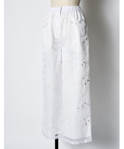 RUMCHE(ラムシェ)の「Sheer Embroidery Trousers / シアーエンブロイダリーパンツ(その他パンツ・レディース・ホワイト・SMALL/MEDIUM)」の3枚目の写真