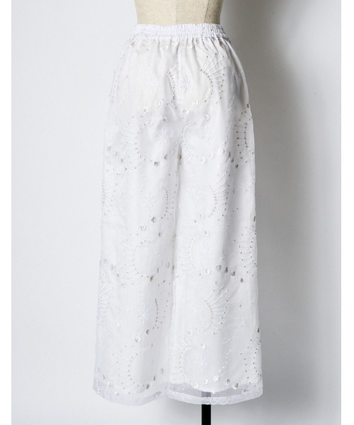 RUMCHE(ラムシェ)の「Sheer Embroidery Trousers / シアーエンブロイダリーパンツ(その他パンツ・レディース・ホワイト・SMALL/MEDIUM)」の4枚目の写真