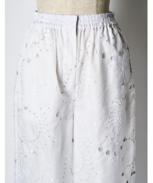 RUMCHE(ラムシェ)の「Sheer Embroidery Trousers / シアーエンブロイダリーパンツ(その他パンツ・レディース・ホワイト・SMALL/MEDIUM)」の5枚目の写真