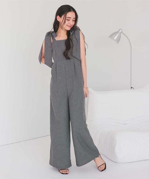 titivate（ティティベイト）の「ライトエステル肩リボンサロペット（サロペット/オーバーオール・レディース・グレイッシュベージュ/チャコール・M）」の2枚目の写真