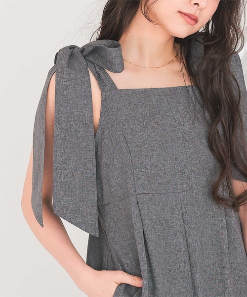 titivate（ティティベイト）の「ライトエステル肩リボンサロペット（サロペット/オーバーオール・レディース・グレイッシュベージュ/チャコール・M）」の7枚目の写真