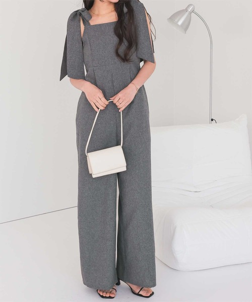 titivate（ティティベイト）の「ライトエステル肩リボンサロペット（サロペット/オーバーオール・レディース・グレイッシュベージュ/チャコール・M）」の6枚目の写真