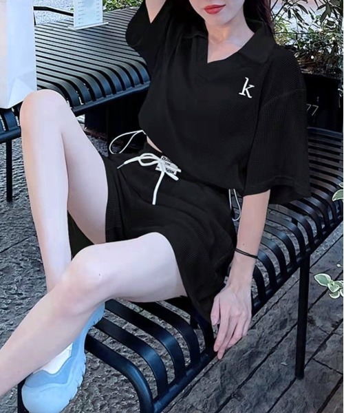 ★boohoo★ EXPOSED クロップ トップ ショート パンツ コーデ 黒のショートパンツ（短パン）」に合うトップス｜大人の着回し
