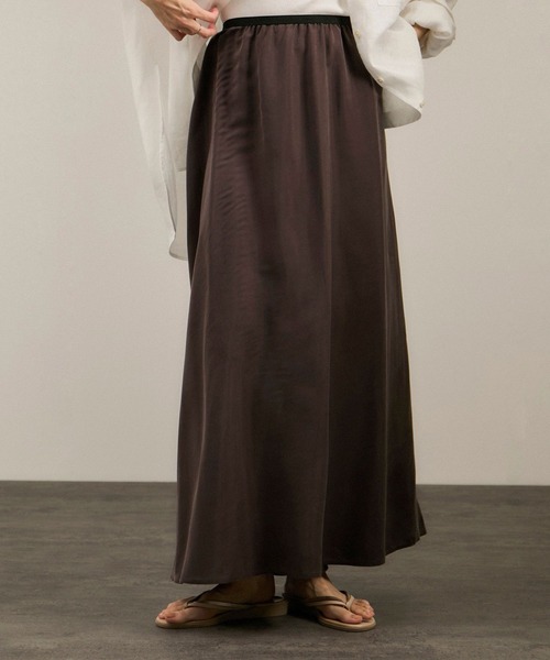 SALON adam et rope'（サロン アダム エ ロペ）の「キュプラツイルバックフレアースカート［セットアップ対応］（スカート・レディース・ブラウン/ベージュ・FREE）」の2枚目の写真