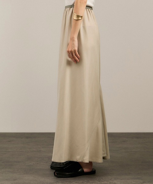 SALON adam et rope'（サロン アダム エ ロペ）の「キュプラツイルバックフレアースカート［セットアップ対応］（スカート・レディース・ブラウン/ベージュ・FREE）」の12枚目の写真